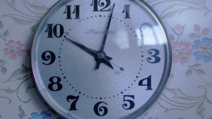 复古时钟，带白色表盘。十点。时间停止了。缩放。特写