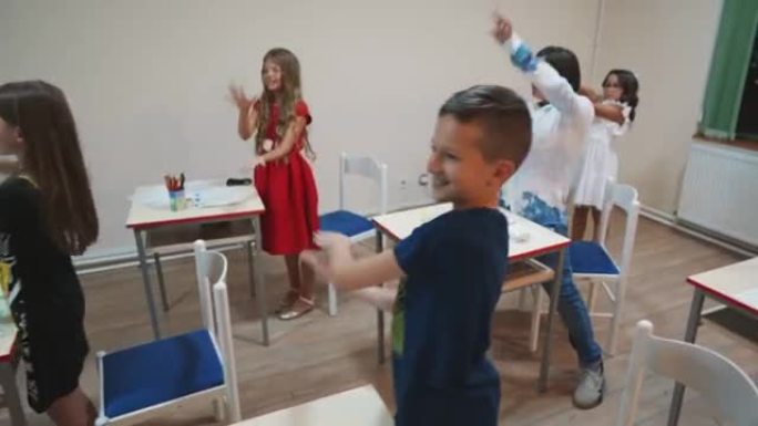 小学生在课堂上与女老师一起唱歌跳舞