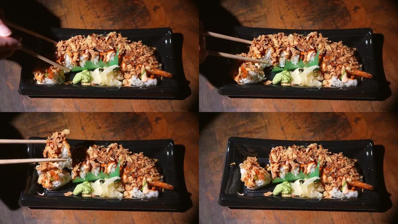 顶视图剁碎棒拿一块虾天妇罗寿司卷