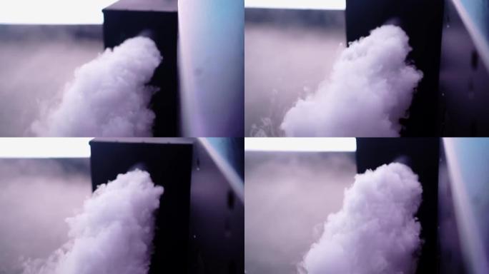 烟雾机在活动中喷洒。白色烟雾的特写