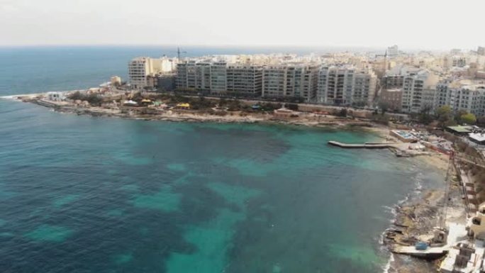 在马耳他Sliema流放者湾的宽阔镜头中进行空中推动