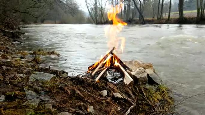 洪水期间河岸上的篝火