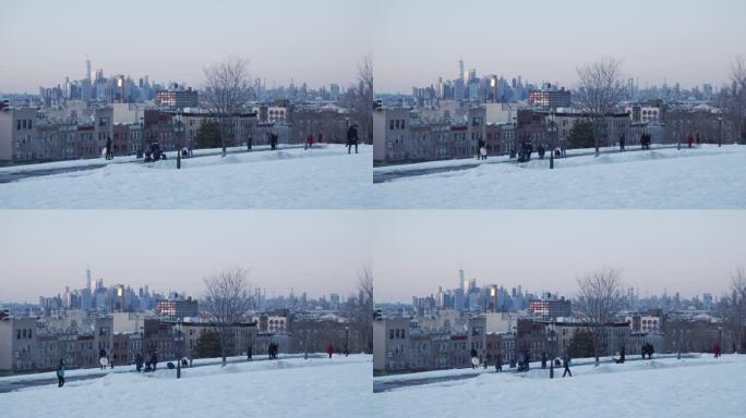 布鲁克林公园和雪橇与曼哈顿在远处