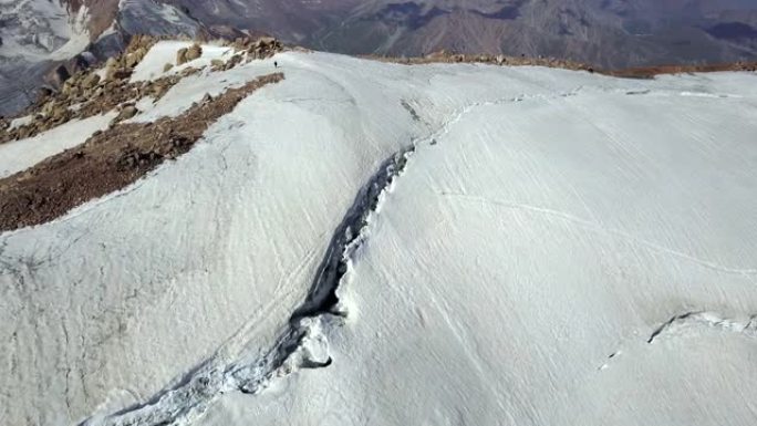 峰顶冰川的巨大裂缝