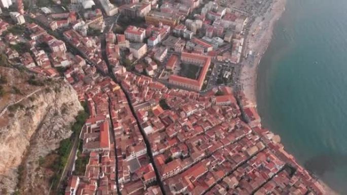 西西里岛古城头孢卢的红色屋顶。鸟瞰图