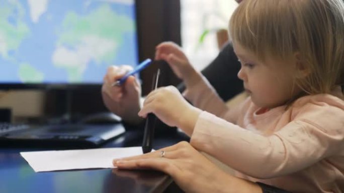 妈妈用数字笔教孩子在家工作时如何用电脑画画
