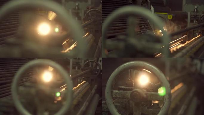 工厂里的旧机器。工厂里明亮的光线。织造厂的旧织机。设备内部的机构和弹簧
