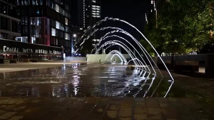 晚上在煤滴场附近的刘易斯·库比特广场上的装饰喷泉