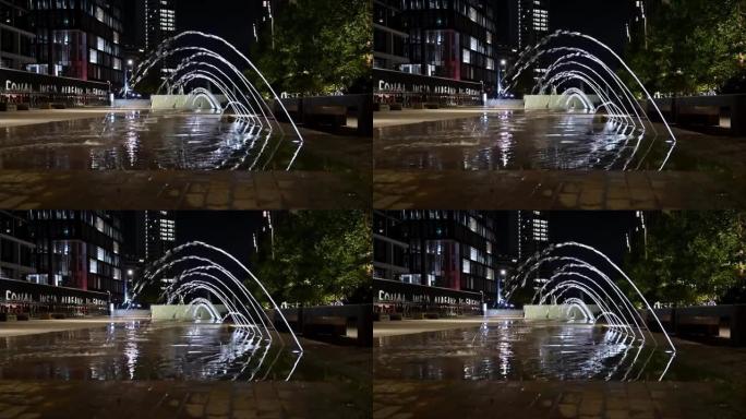 晚上在煤滴场附近的刘易斯·库比特广场上的装饰喷泉
