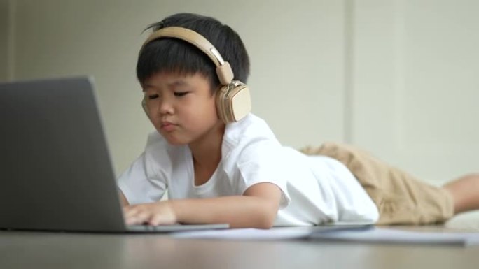 亚洲孩子学习在线学习。新常态的概念研究与检疫