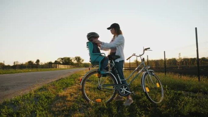 骑自行车。孩子应该戴自行车头盔