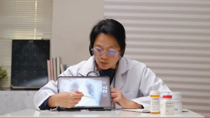 带技术的远程医疗。亚洲女医生在家中的视频通话，并提供患者建议以获取药物处方