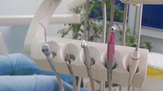牙钻和空气/水鼓风机挂在牙医的椅子上