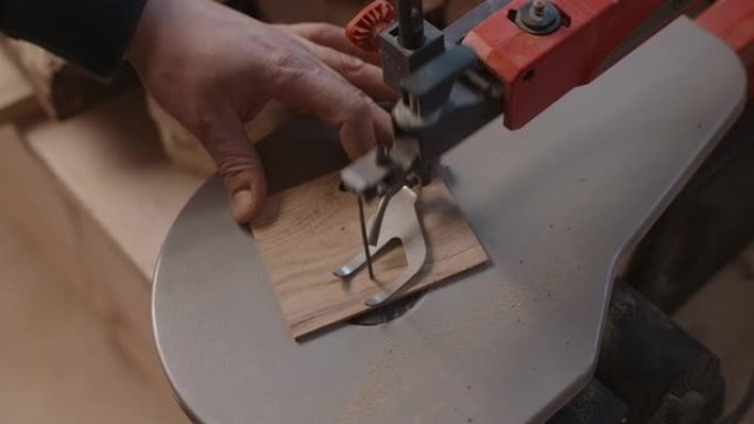 车间木工: 木匠使用自动拼图和切割小胶合板零件，木制产品制造，木材大师作品，4k DCI 60p P