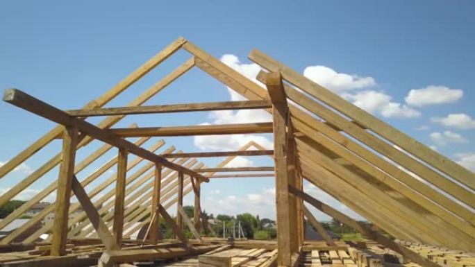 在建的木制屋顶框架结构未完成房屋的鸟瞰图。