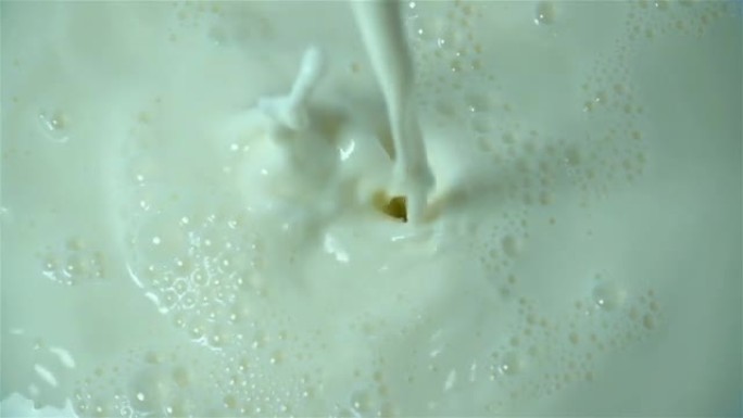 牛奶在牛奶的慢动作中倒出