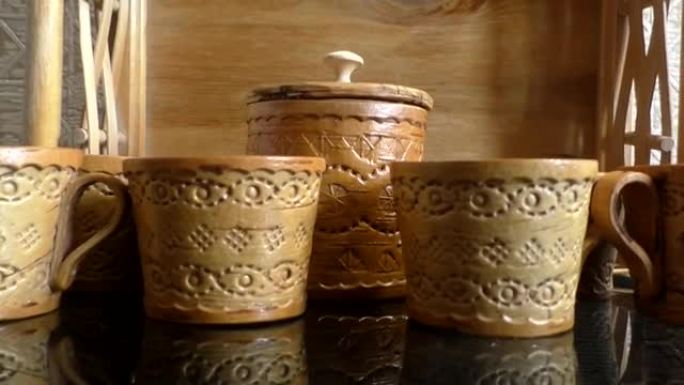 杯子、糖碗和水壶。桦树皮的厨具。俄罗斯的民间工艺。复古。桦树皮的产品是在陶器发明之前就由大多数社会制