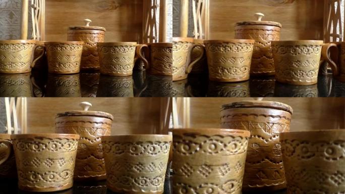 杯子、糖碗和水壶。桦树皮的厨具。俄罗斯的民间工艺。复古。桦树皮的产品是在陶器发明之前就由大多数社会制