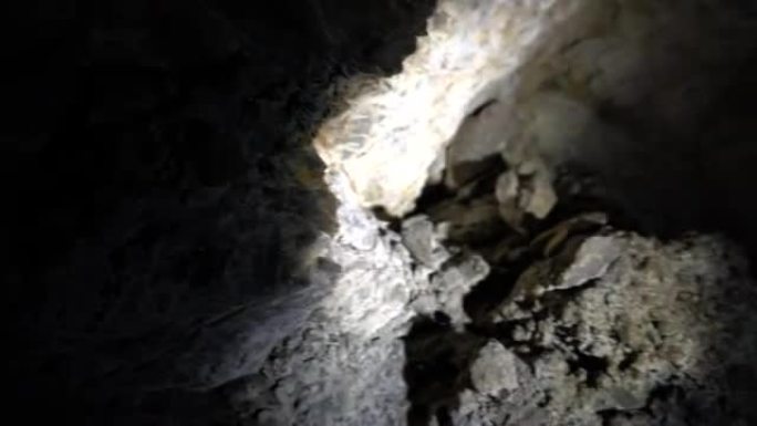 洞穴墙壁上手电筒发出的光