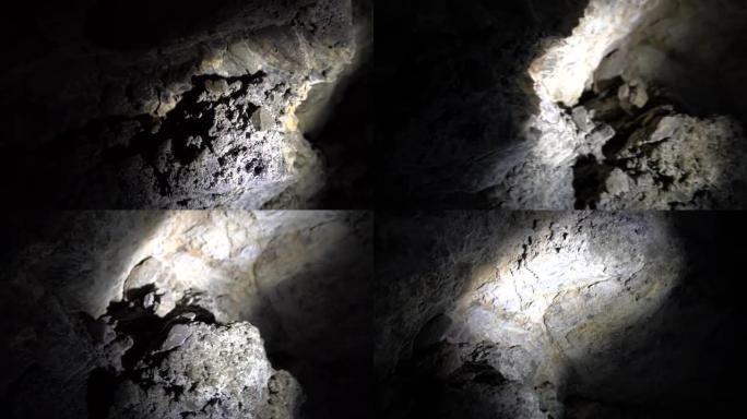 洞穴墙壁上手电筒发出的光
