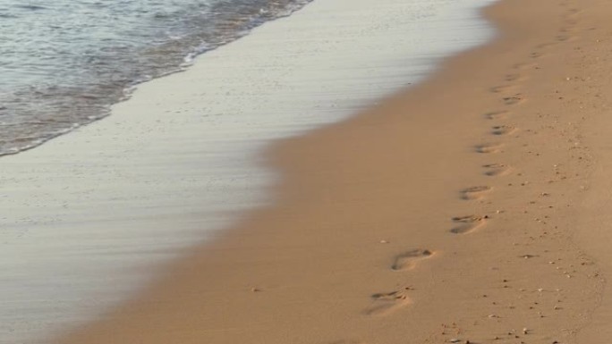 海边沙滩上的脚印