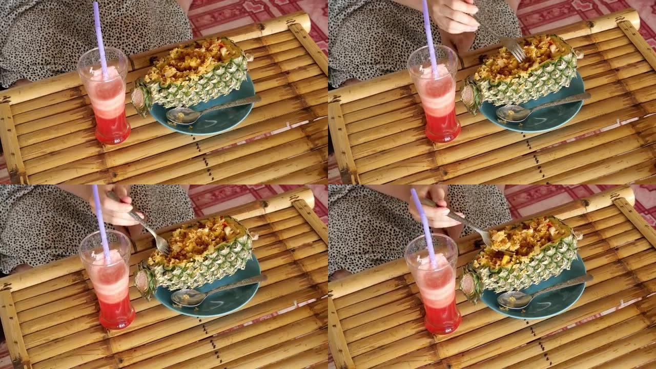 女人吃菠萝炒饭，在泰国很受欢迎