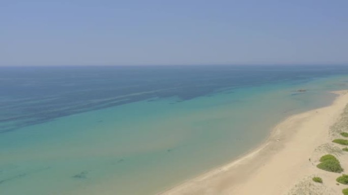 由于covid造成的限制，希腊的天堂海滩在赛季中是空的。无人机视频镜头4K