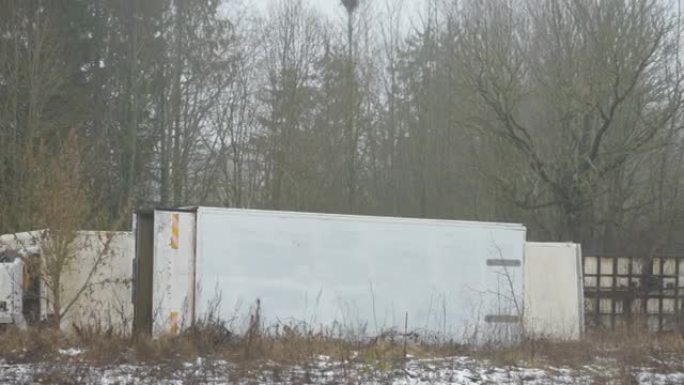 爱沙尼亚废弃车站一侧的一辆巨大的集装箱货车