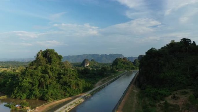 夏天，在阳光普照的美丽日子里，南塞恩 (Nam Theun) 上的水力大坝的下游通过无人机穿越亚洲老
