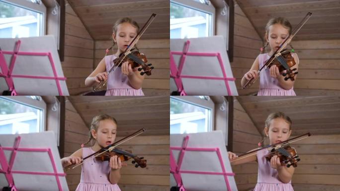 小女孩在家拉小提琴唱歌