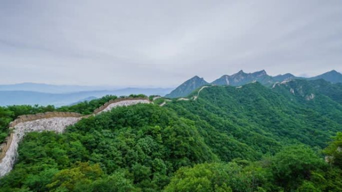 中国的长城和绿色的山脉在夏天，多云的景象。平移镜头 (延时)