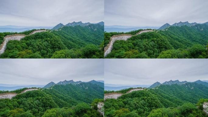 中国的长城和绿色的山脉在夏天，多云的景象。平移镜头 (延时)