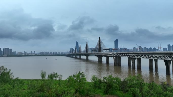 阴雨天南昌朝阳大桥航拍