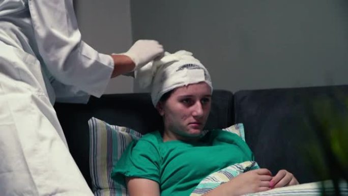 医生检查一名裹着绷带的头部受伤女性患者