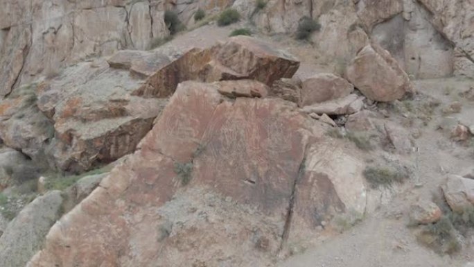 坦加里塔斯地图集岩石上的佛像