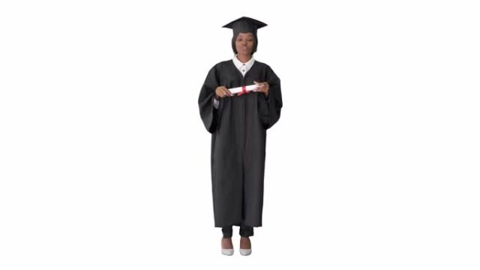 非裔美国女毕业生持有文凭并在白色背景上发表演讲