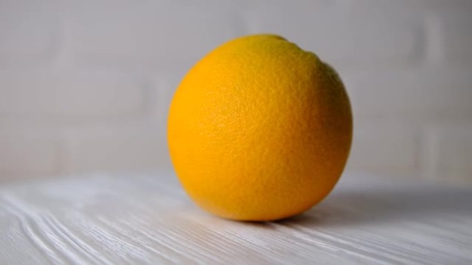 鲜切橙子健康水果的概念在化妆品中也很有用。在白色背景上旋转。