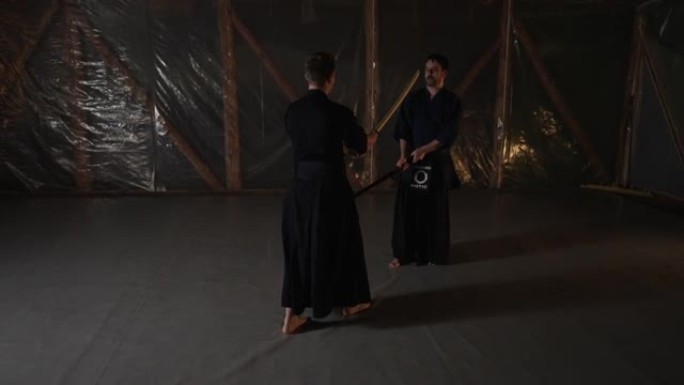 武术大师，与他的学生进行决斗Iaido训练，同时练习一些Iaido凯茨