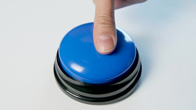 年轻女子用手指和手掌按下蓝色按钮。按下圆形光泽按钮，俯视图。激活，发射一些东西。打开和关闭。
