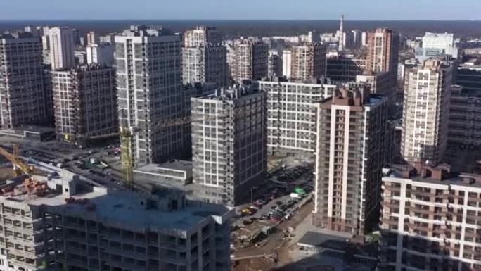 鸟瞰图。在大都市的一个住宅区建造新的多层建筑。城市化。高层公寓建筑工地。房地产的销售和租赁