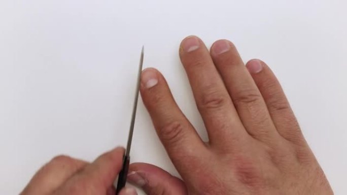 指甲锉的特写处理男人的手的食指。