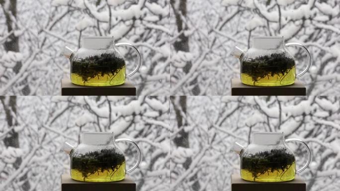 在冬季窗外降雪的背景下注入了热疗芳香凉茶