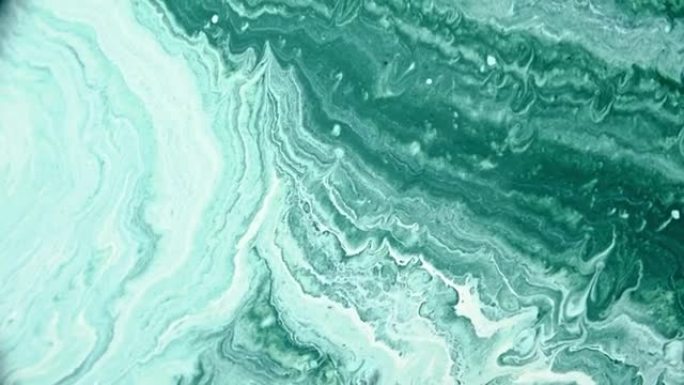 4k镜头，抽象液体绘画纹理特写。潮水绿色丙烯酸涂料从画布上流下，类似于海浪，可能是后场