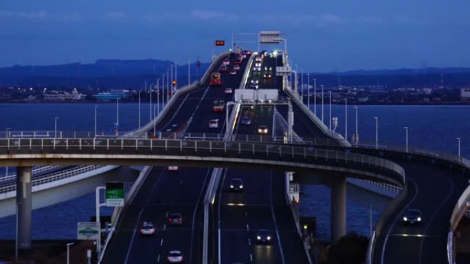 黄昏时Umihotaru停车。海湾高速公路。