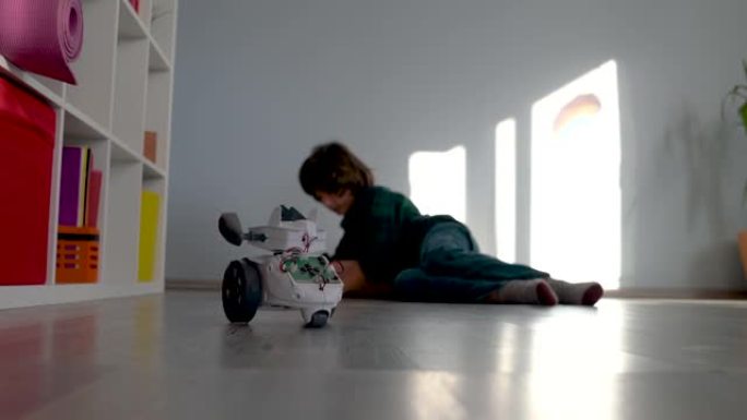 小学生在家玩玩具机器人的视频