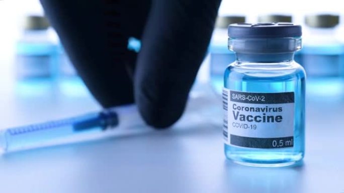 疾病爆发。医用注射器与针，用于保护流感病毒和冠状病毒。白色的Covid疫苗。注射器，医用注射。