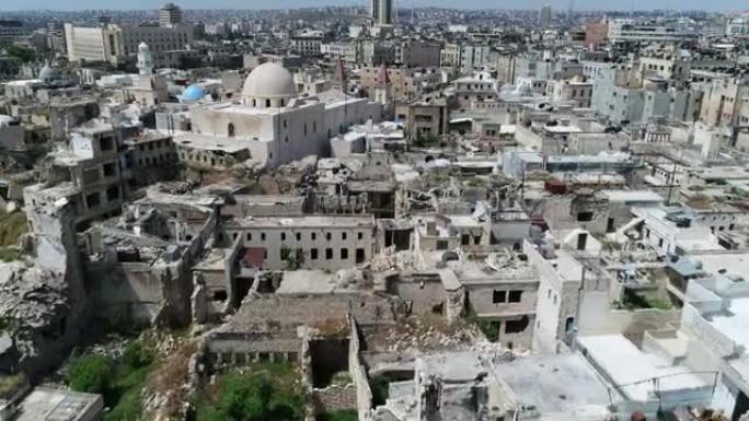 叙利亚阿勒颇的建筑在内战10年后。我们可以看到草覆盖废墟的建筑，被轰炸后摧毁-鸟瞰图4K