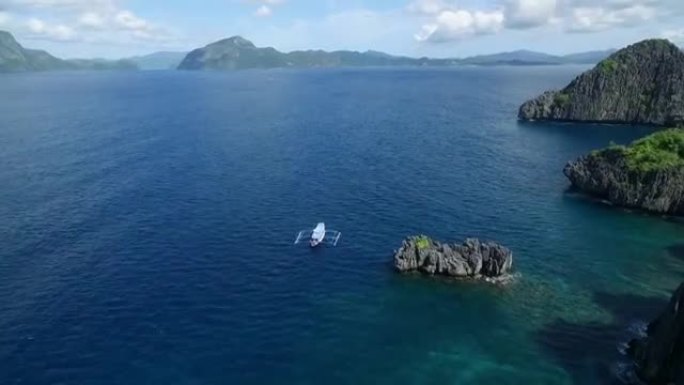 巴拉望的小泻湖，观光的地方。在菲律宾爱妮岛巡回演出。美丽的风景和背景中的大海