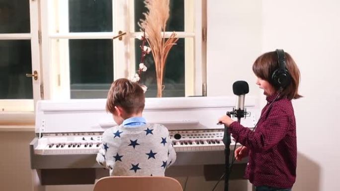 联合儿童的创造力。两个男孩小学音乐学校的学生排练。