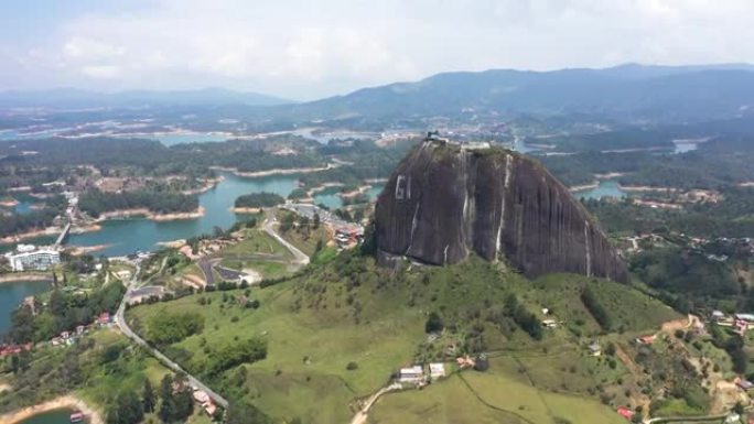 安蒂奥基亚瓜塔佩的Piedra del penol巨石大黑石鸟瞰图。哥伦比亚旅游景点